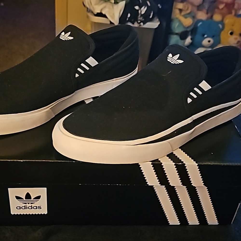 Adidas Mens slip on sz 10 black and white shoes brand new in box, womans sz 8?